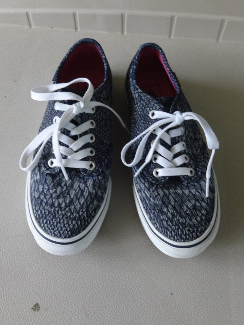 Vans Camden women's size 7, Navy Snake Print canvas sneakers, lace up ,low tops
